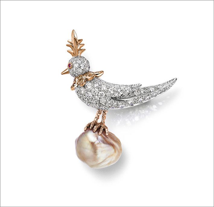 Брошь из платины и 18-каратного розового золота с натуральным барочным жемчугом оранжево-коричневого цвета весом 11,29 карата, украшенная круглыми коричневыми бриллиантами, круглыми рубинами и белыми бриллиантами Брошь из платины и 18-каратного розового золота с натуральным барочным жемчугом оранжево-коричневого цвета весом 11,29 карата, украшенная круглыми коричневыми бриллиантами, круглыми рубинами и белыми бриллиантами