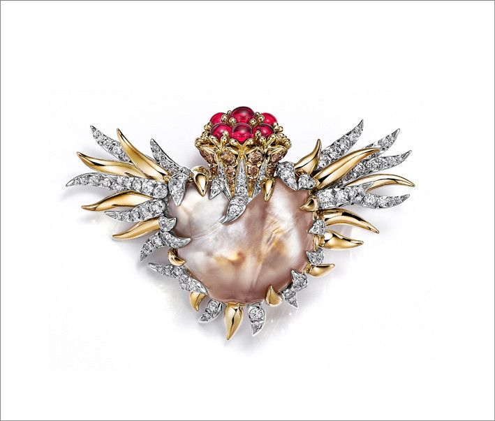 Брошь из 18-каратного желтого золота и платины с натуральной морской нежно-оранжево-коричневой барочной жемчужиной весом 36,79 карата, круглыми коричневыми бриллиантами, круглыми рубеллитами огранки кабошон и белыми бриллиантами Брошь из 18-каратного желтого золота и платины с натуральной морской нежно-оранжево-коричневой барочной жемчужиной весом 36,79 карата, круглыми коричневыми бриллиантами, круглыми рубеллитами огранки кабошон и белыми бриллиантами