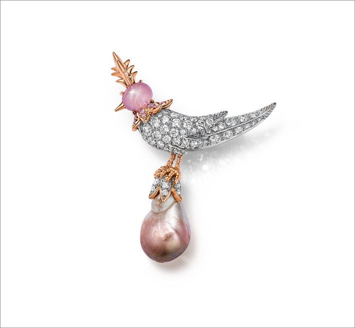Брошь из платины и 18-каратного розового золота с натуральной морской нежно-оранжево-коричневой барочной жемчужиной весом 10,21 карата, звездчатым сапфиром, круглыми розовыми бриллиантами и белыми бриллиантами Брошь из платины и 18-каратного розового золота с натуральной морской нежно-оранжево-коричневой барочной жемчужиной весом 10,21 карата, звездчатым сапфиром, круглыми розовыми бриллиантами и белыми бриллиантами