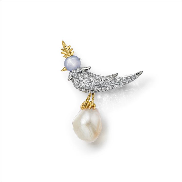 Брошь из платины и 18-каратного желтого золота с натуральной морской белой барочной жемчужиной весом 27,83 карата, звездчатым сапфиром и бриллиантами Брошь из платины и 18-каратного желтого золота с натуральной морской белой барочной жемчужиной весом 27,83 карата, звездчатым сапфиром и бриллиантами