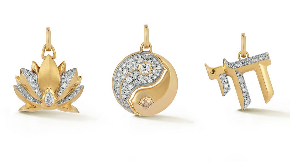 Слева направо: подвески Lotus, Yin Yang и Chai из 18-каратного желтого золота с бриллиантами 
