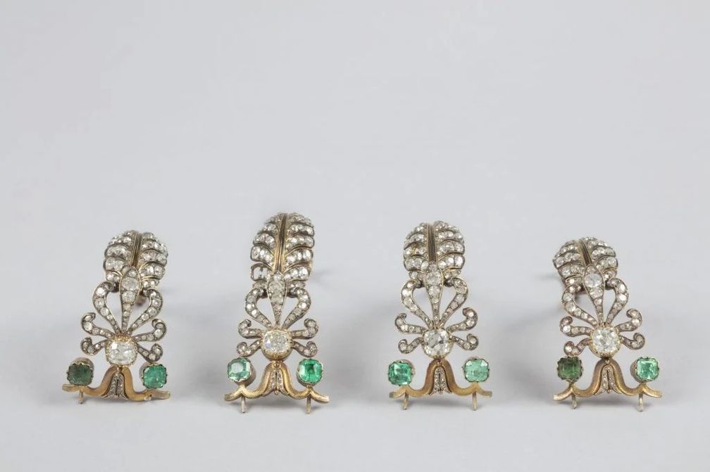 Четыре бриллиантовые пальметты, отломившиеся от короны императрицы Евгении во время кражи в галерее Аполлона 19 октября 2025 года. Фото Томаса Клота © Лувр 