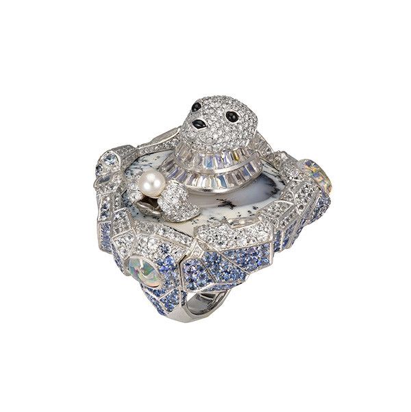 Кольцо White Paradise из 18-каратного золота с дендритовым опалом, лунным камнем, фантазийными сапфирами, жемчугом, бриллиантами и огненными опалами