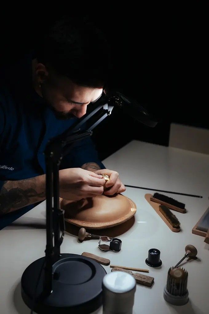 Мастер за работой на выставке, демонстрирующий тонкое мастерство, характерное для техники Буччеллати