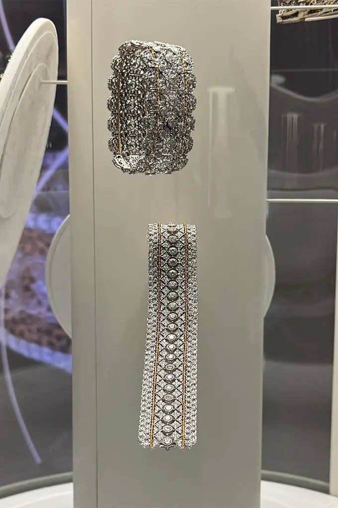 Вверху: браслет 1972 года работы Федерико Буччеллати. Внизу: браслет 2006 года работы Джанмарии Буччеллати Вверху: браслет 1972 года работы Федерико Буччеллати. Внизу: браслет 2006 года работы Джанмарии Буччеллати