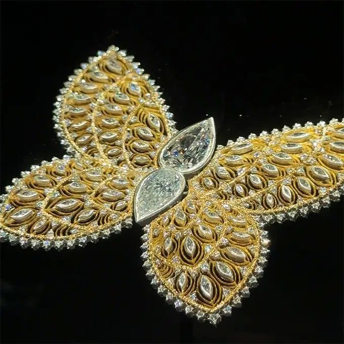 Современная брошь в виде бабочки 2023 года работы Андреа и Лукреции Буччеллати из желтого и белого золота с бриллиантами Современная брошь в виде бабочки 2023 года работы Андреа и Лукреции Буччеллати из желтого и белого золота с бриллиантами