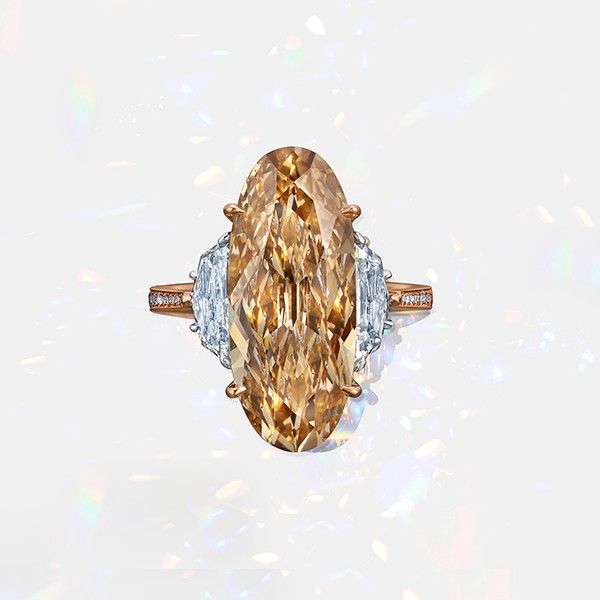 Кольцо от Martin Katz из 18-каратного розового золота с бриллиантом коньячного цвета огранки мовал весом 7 карат, бриллиантами огранки эполет и бриллиантами в микрозакрепке Кольцо от Martin Katz из 18-каратного розового золота с бриллиантом коньячного цвета огранки мовал весом 7 карат, бриллиантами огранки эполет и бриллиантами в микрозакрепке