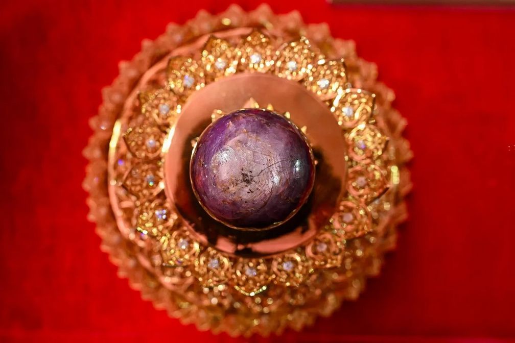 Star of Pure Land сертифицирован Геммологическим институтом Америки (GIA) как крупнейший в мире природный фиолетовый звездчатый сапфир. Он был представлен в Коломбо 17 января 2026 года