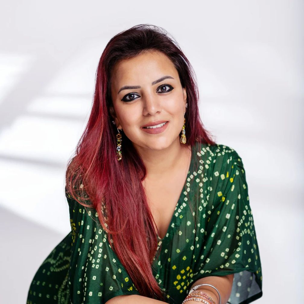 Мегна Бисвас работала в сфере архитектуры и дизайна интерьеров, прежде чем основать свой ювелирный бренд