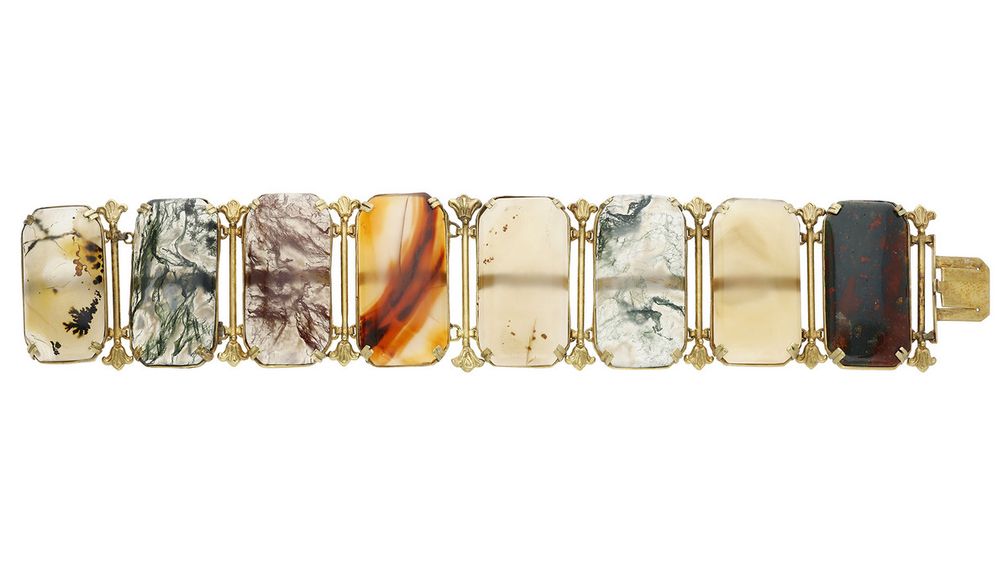 Этот браслет в георгианском стиле украшен восемью прямоугольными агатовыми панелями Этот браслет в георгианском стиле украшен восемью прямоугольными агатовыми панелями