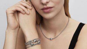 Pandora добавляет в коллекцию украшения с платиновым покрытием