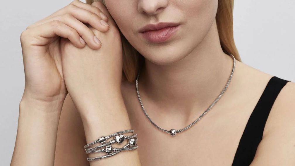 Pandora добавляет в коллекцию украшения с платиновым покрытием