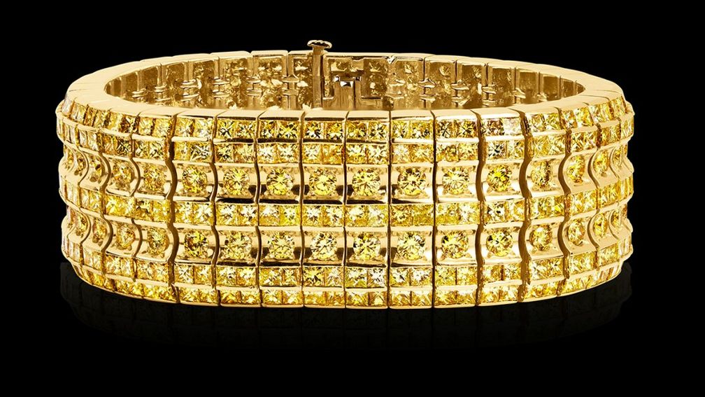 Браслет-манжета от Jacob & Co. с семью рядами фантазийных желтых бриллиантов Браслет-манжета от Jacob & Co. с семью рядами фантазийных желтых бриллиантов