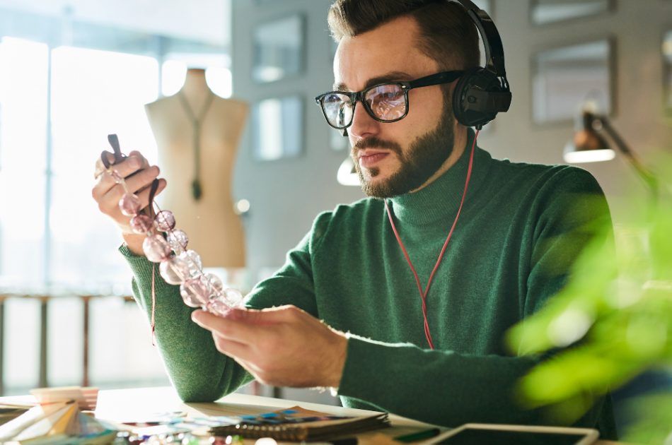 Почему одни украшения дороже других?