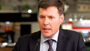 Сделка по продаже De Beers «продвинулась относительно далеко»