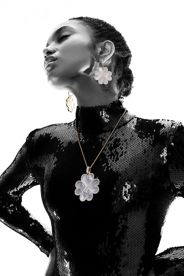 Ожерелье и серьги God’s Protection («Божественная защита») из 18-каратного желтого золота поверх стерлингового серебра с искусственными бриллиантами и резными перламутровыми вставками, коллекция Simone I. Smith x Sergio Hudson