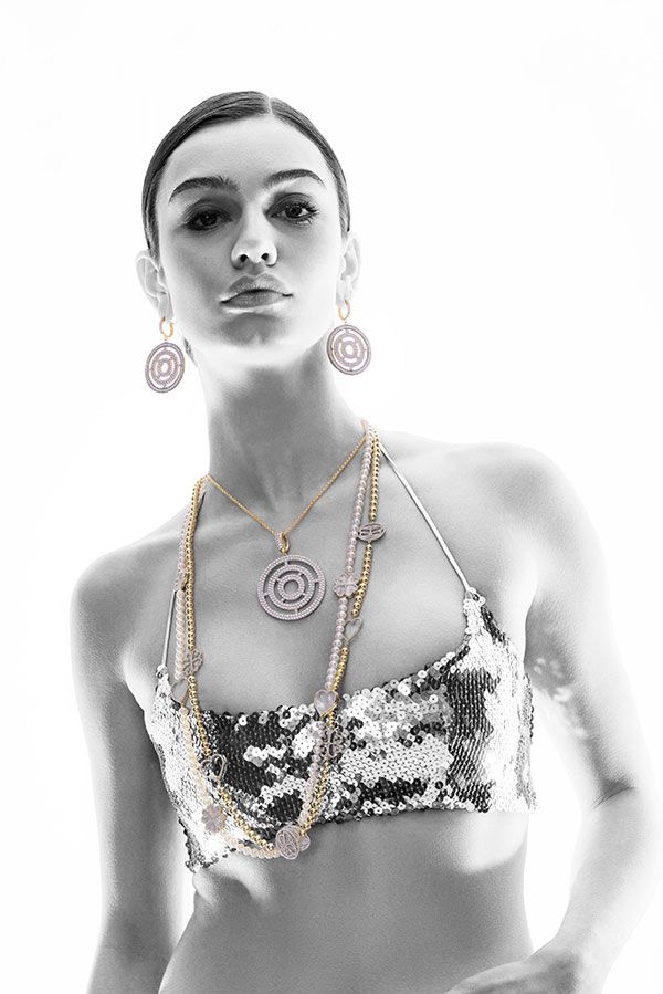 Серьги и ожерелье Greatness («Величие») из 18-каратного желтого золота поверх стерлингового серебра с искусственными бриллиантами, а также ожерелья Promise («Обещание»)