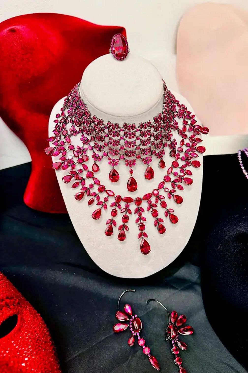 В коллекции была представлена коллаборация с лондонским ювелиром Анабелой Чан, известной созданием выращенных в лаборатории «фруктовых драгоценных камней»