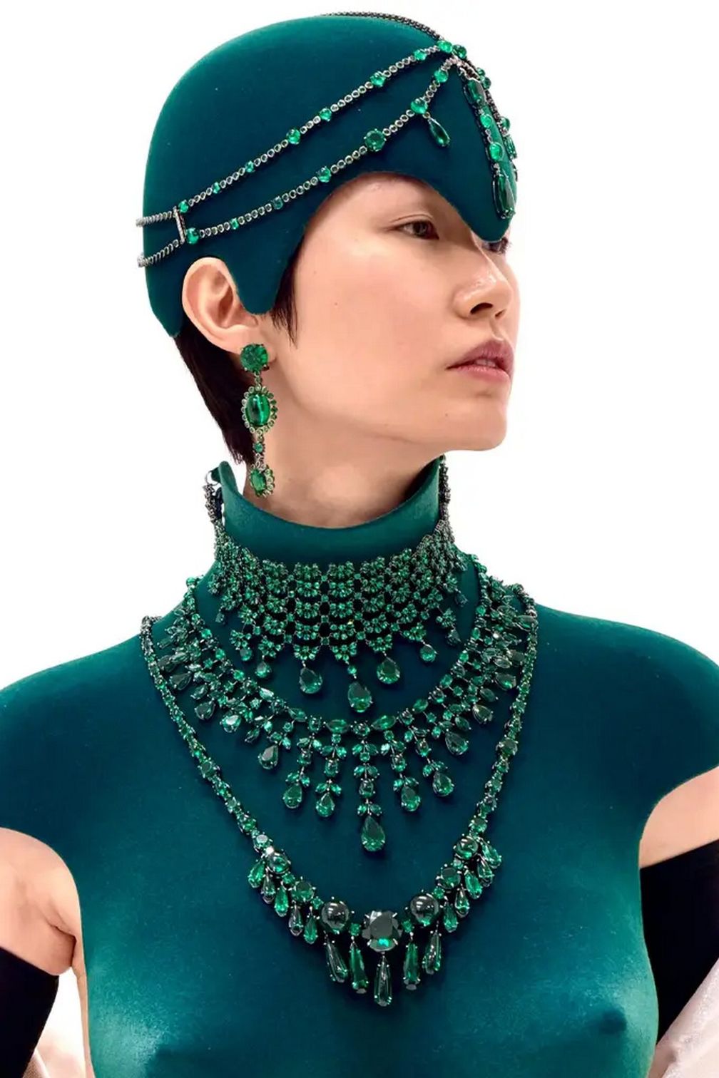 Коллекция включала в себя бархатные доспехи, вдохновленные витринами для ювелирных изделий