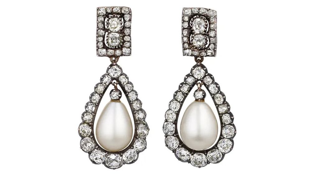 Эти серьги стоимостью 8 миллионов долларов когда-то были частью французских королевских драгоценностей Эти серьги стоимостью 8 миллионов долларов когда-то были частью французских королевских драгоценностей