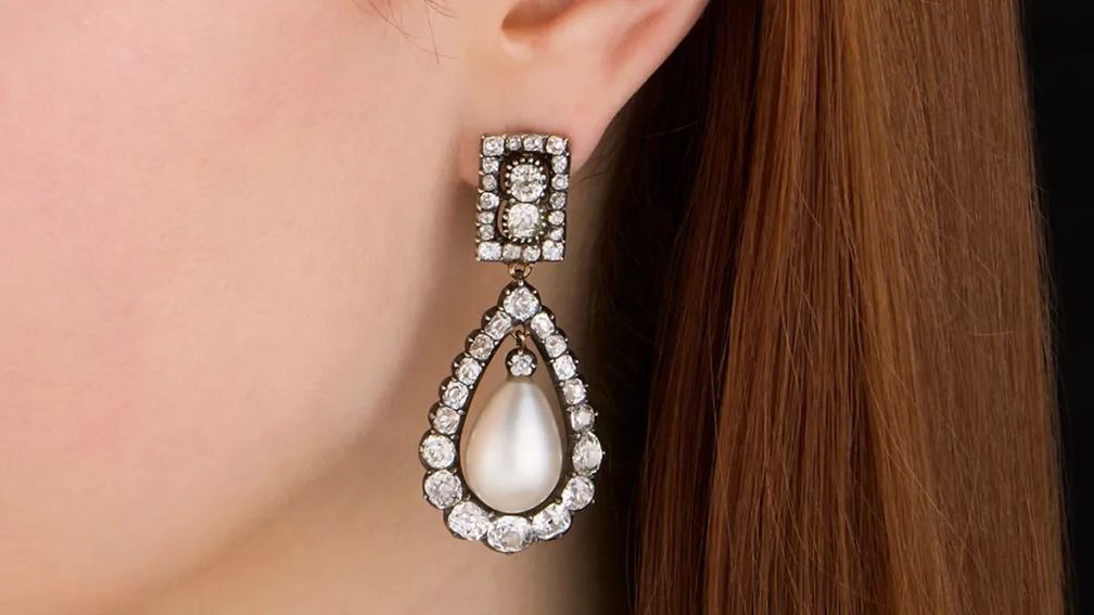 Позже ювелир Mellerio dits Meller украсил серьги бриллиантами Позже ювелир Mellerio dits Meller украсил серьги бриллиантами