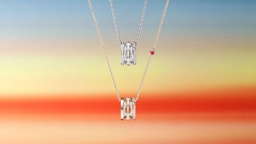 Украшения и часы на Новый год по лунному календарю