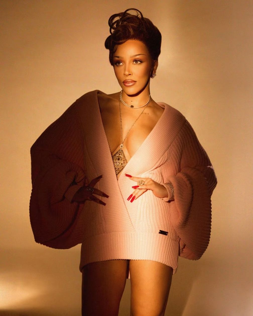 В промо-видео на песню «Gorgeous» Doja Cat носит ретро-подвеску от Neil Lane Couture, инкрустированную 120 каратами «бриллиантов пустыни»