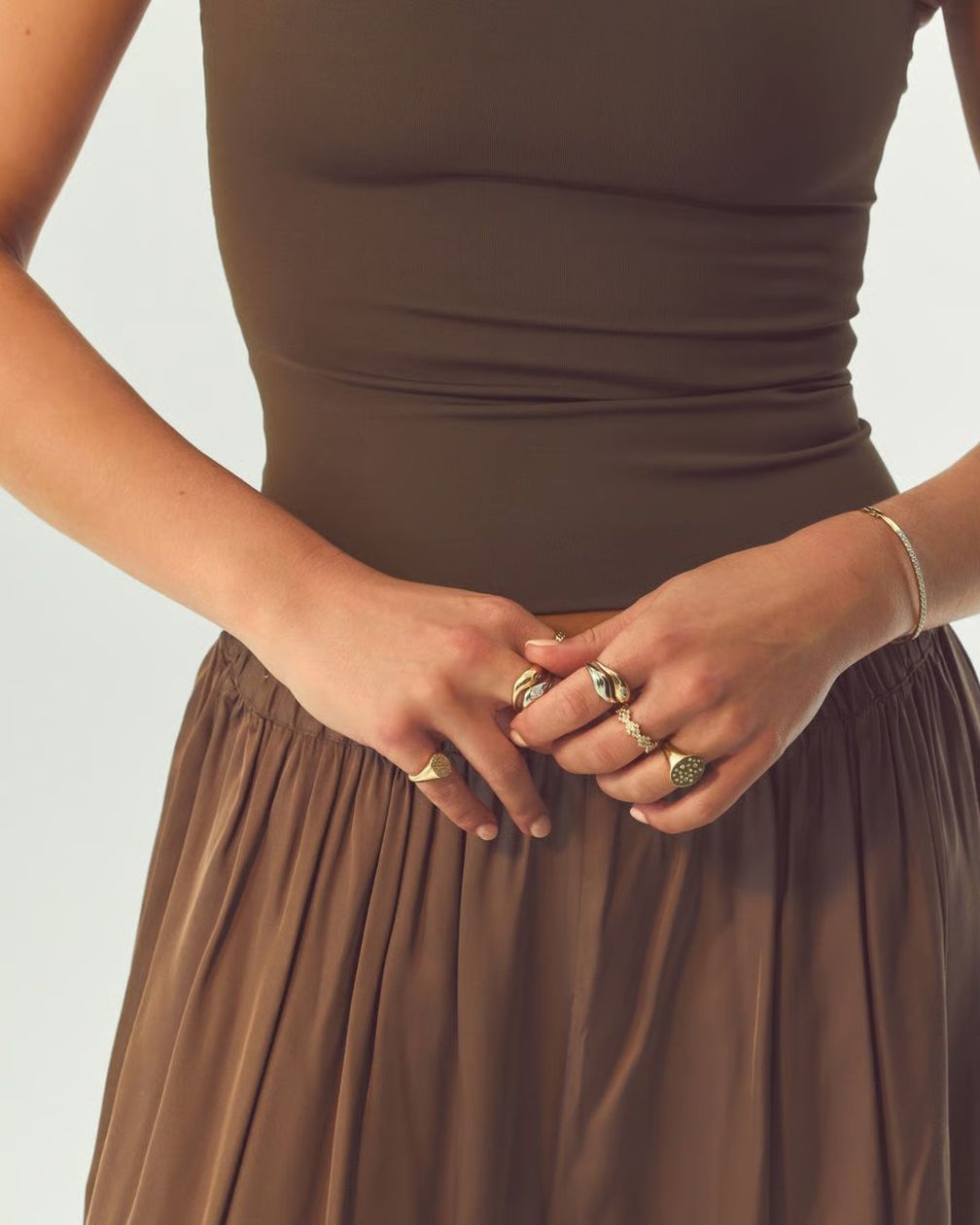 Современный тренд — это изящные, удобные в ношении и непринужденно элегантные украшения