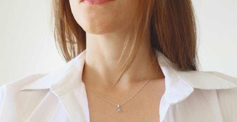 Какое колье выбрать для высоких девушек, чтобы оно не потерялось в образе