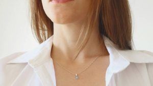 Какое колье выбрать для высоких девушек, чтобы оно не потерялось в образе