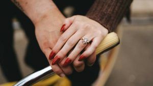 Какое кольцо выбрать для тонких и длинных пальцев для создания гармоничного образа
