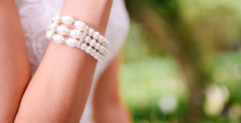 Какие браслеты выбрать для романтического стиля?