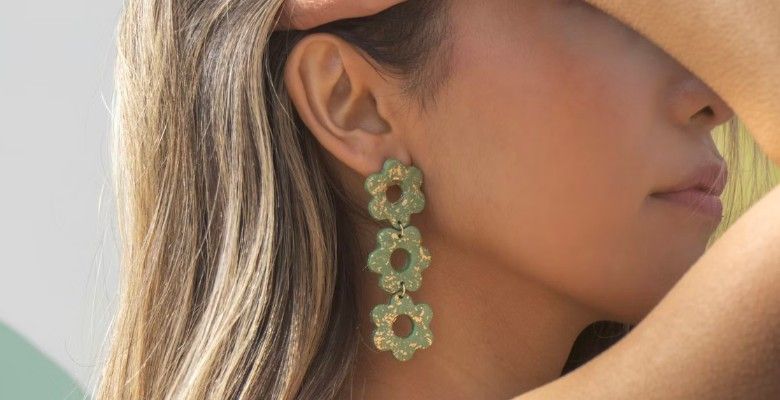 Какие серьги выбрать под длинные волосы