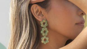 Какие серьги выбрать под длинные волосы