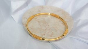 Какие браслеты выбрать для образа в стиле «парижанка»?