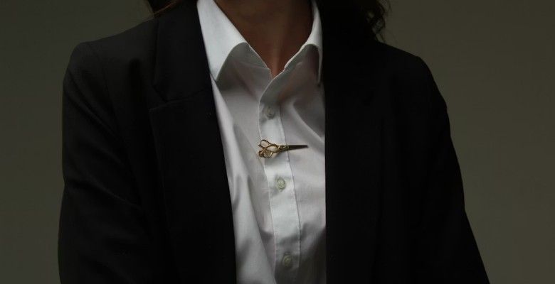 Какую брошь можно выбрать для делового костюма