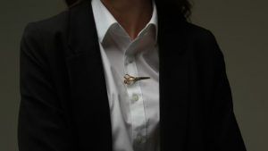 Какую брошь можно выбрать для делового костюма