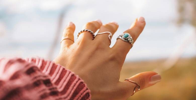 Какое кольцо выбрать для обладательниц коротких пальцев, чтобы визуально удлинить