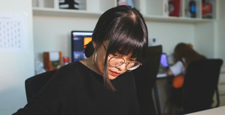 Какие серьги выбрать девушкам, которые носят очки