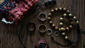 Какие украшения из дерева выбрать для эко-стиля и этно-образов