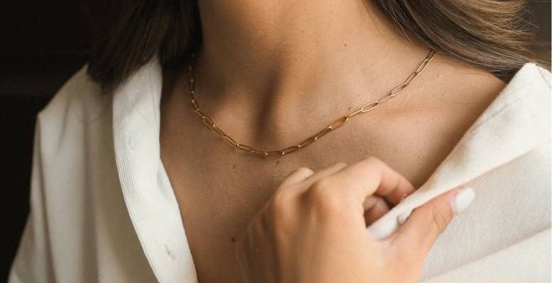 Какое колье выбрать в стиле минимализм для офиса
