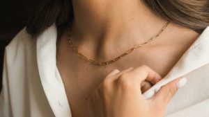 Какое колье выбрать в стиле минимализм для офиса