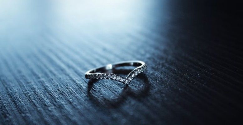 Какое кольцо выбрать в подарок подростку, который только начинает носить украшения