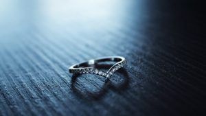 Какое кольцо выбрать в подарок подростку, который только начинает носить украшения