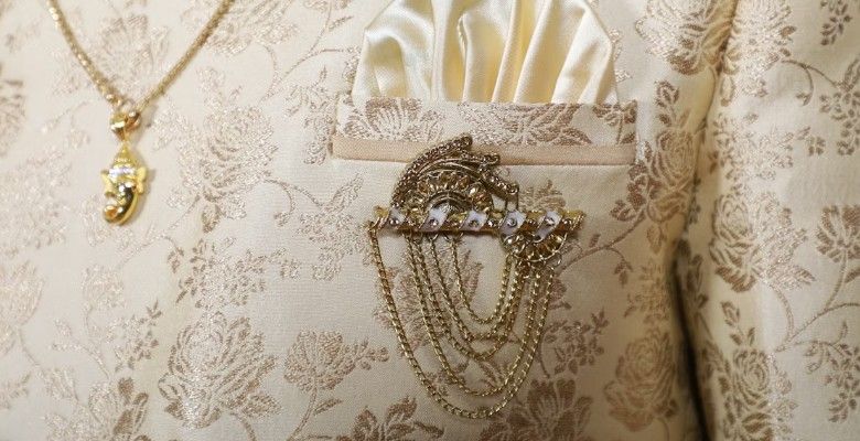 Какую брошь выбрать в подарок бабушке (винтажную или современную классику)