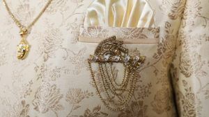 Какую брошь выбрать в подарок бабушке (винтажную или современную классику)