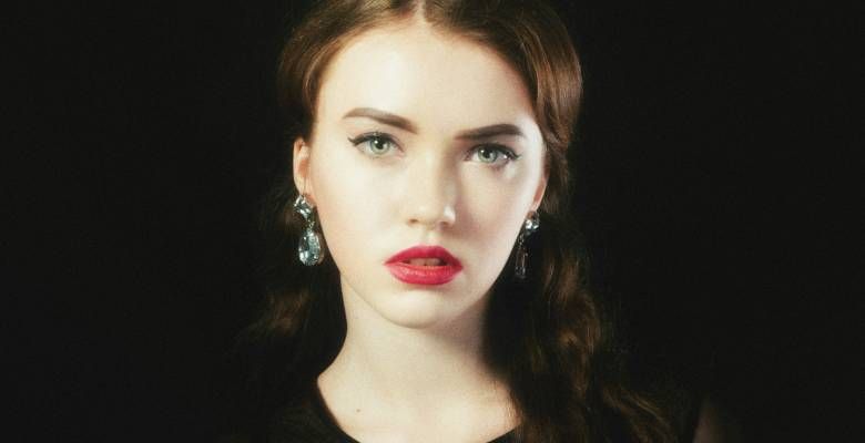 Какие серьги выбрать для образа в стиле «парижанка»