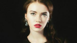 Какие серьги выбрать для образа в стиле «парижанка»