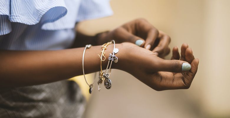 Какие браслеты выбрать под джинсовый образ?