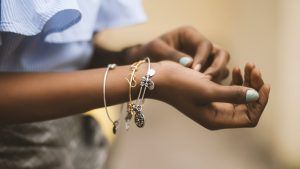 Какие браслеты выбрать под джинсовый образ?